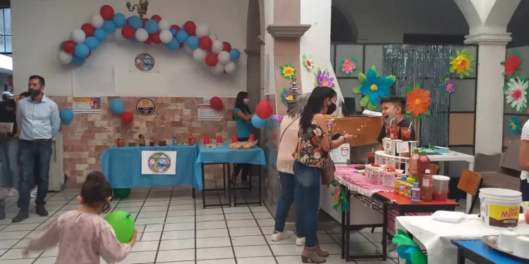 Alumnos del colegio Fénix Nuevo presentan emprendimientos