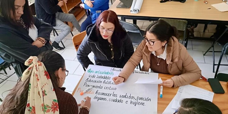 SEE equipa escuelas de Tingüindín, Los Reyes, Peribán y Tocumbo