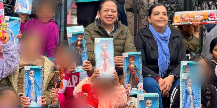 Entrega diputada Tere Herrera y presidenta Jeovana Alcántar juguetes a niños en apoyo a los Reyes Magos