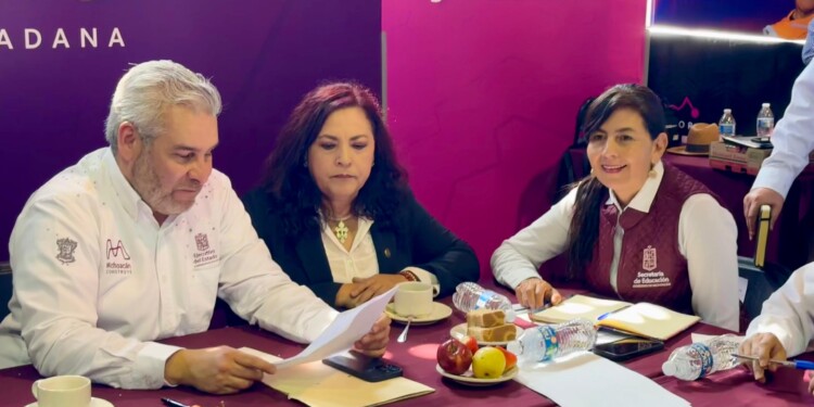 SEE equipa escuelas de Tingüindín, Los Reyes, Peribán y Tocumbo