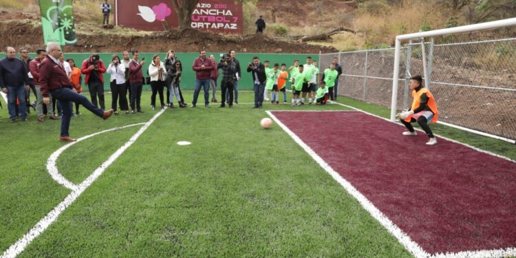 Para la prevención del delito, inaugura Bedolla cancha en Tarímbaro
