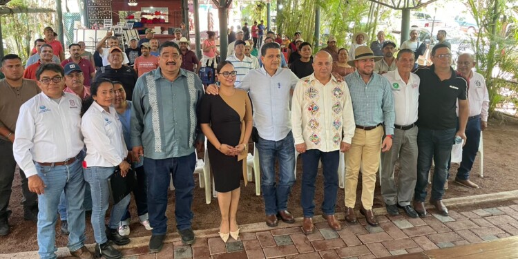 Compesca entrega 500 toneladas de cemento a productores acuícolas