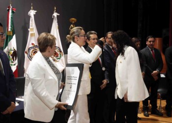Entrega Yarabí Ávila la Medalla “Dr. Ignacio Chávez Sánchez”; reconocen excelencia de estudiantes de Posgrado 