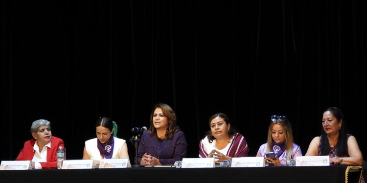 Mujeres Del SUEUM realizan foro de Acción femenil