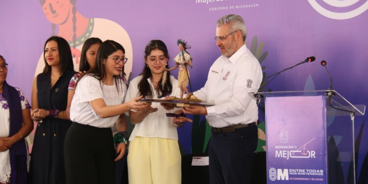 Natalia Díaz, estudiante reconocida con Presea Eréndira: Iemsysem