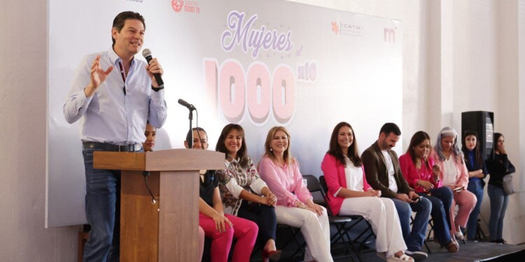 Presenta Alfonso Martínez el programa Mujeres al 1000×10