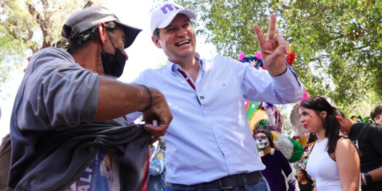 Presenta Alfonso Martínez el programa Mujeres al 1000×10