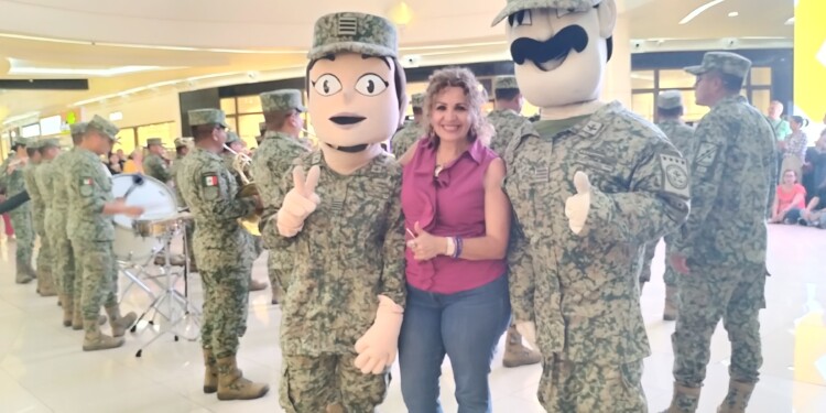 Banda de Música de la XII Región Militar sorprende con flashmob en el centro comercial.