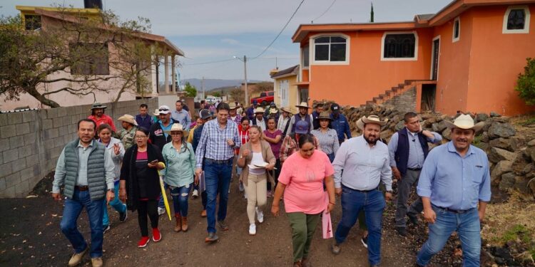 En Chiquimitío, Alfonso Martínez supervisa y arranca diversas obras