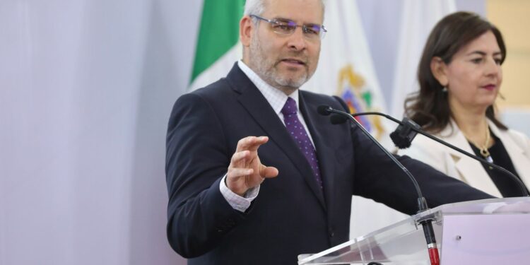 Claudia Sheinbaum destina mil 290 mdp para mejorar escuelas: Bedolla