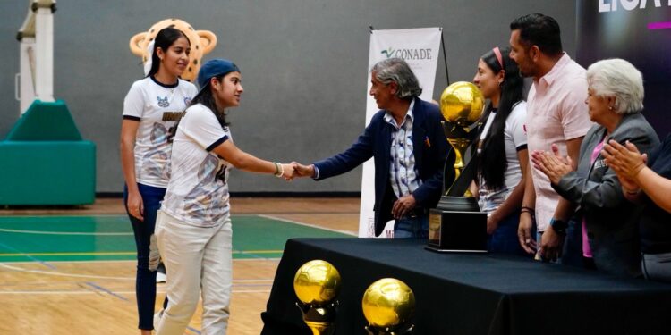 UMSNH cumple en transparencia; Yarabí Ávila entrega reconocimientos a Enlaces de Transparencia nicolaitas