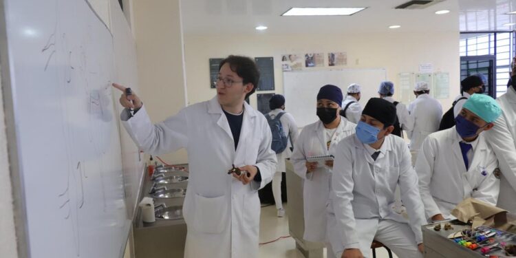 Da Federación opinión positiva a formación de médicos cirujanos de la UMSNH