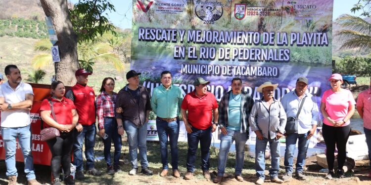 Encabeza Vicente Gómez limpieza de “La Playita” en Pedernales