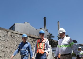 Visita Alfonso Martínez ingenio de azúcar en Santa Clara, Tocumbo