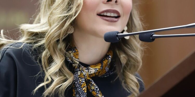 Propone Brissa Arroyo tipificar como delito la violencia patrimonial a quien oculte transacciones conyugales