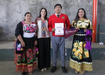 Iemsysem entrega beca de movilidad a joven de Cheranástico para viajar a España