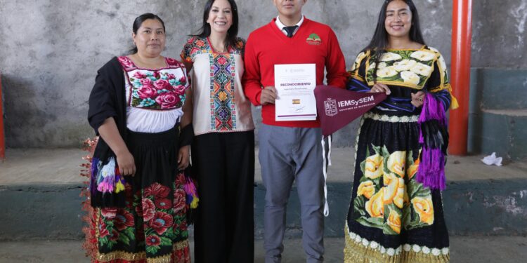 Iemsysem entrega beca de movilidad a joven de Cheranástico para viajar a España