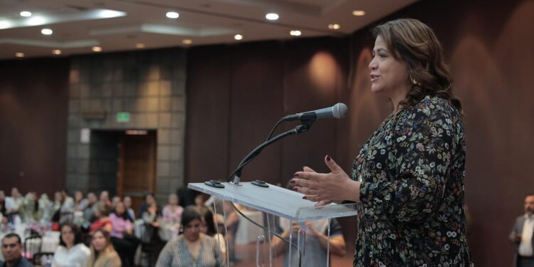 “Es tiempo de mujeres” significa mejorar las condiciones de trabajo: Fabiola Alanís a servidoras públicas de la ASM