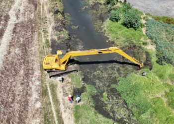 Inicia Ooapas dragado y desazolve en el dren de Los Itzícuaros