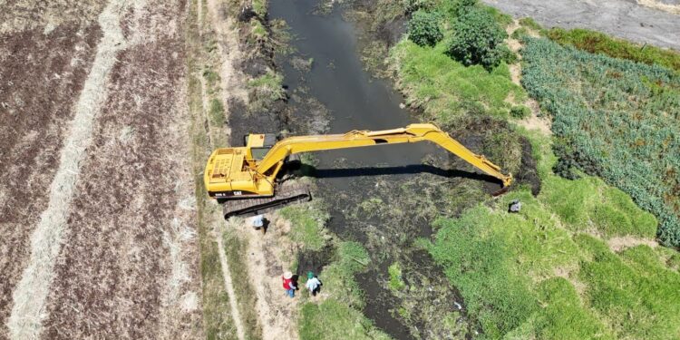 Inicia Ooapas dragado y desazolve en el dren de Los Itzícuaros