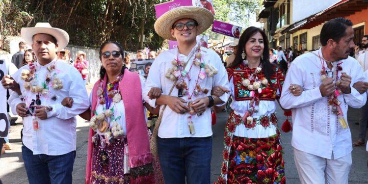 Con tradicional desfile inicia Tianguis Artesanal de Domingo de Ramos en Uruapan