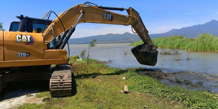 Maquinaria especializada limpia el lago de Pátzcuaro para continuar con su rescate