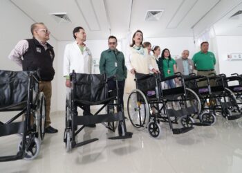 Entrega Voluntariado del IMSS sillas de ruedas
