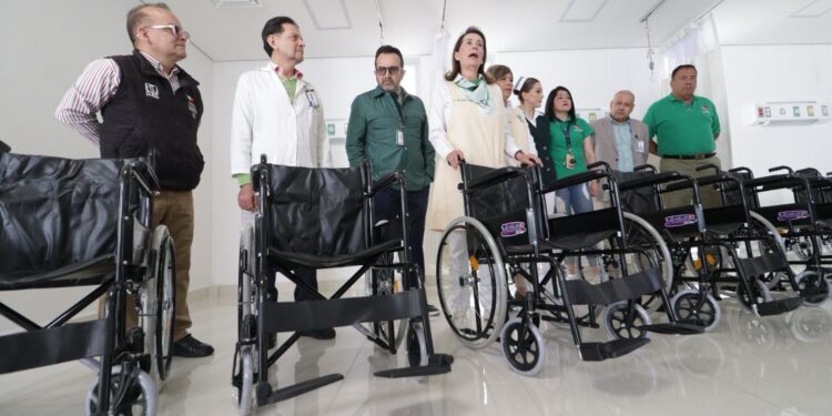 Entrega Voluntariado del IMSS sillas de ruedas