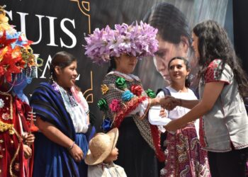 Michoacán reconoce labor por preservación de indumentaria tradicional
