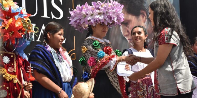 Michoacán reconoce labor por preservación de indumentaria tradicional