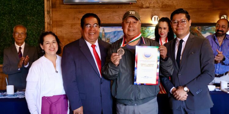 Reconocen a destacadas personalidades, por su destacada labor