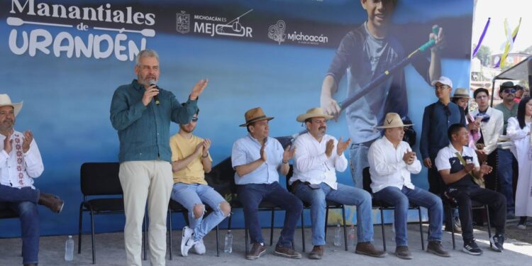 Bedolla da banderazo de primera Regata Nacional de Canotaje en Urandén