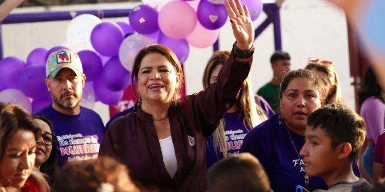 Fabiola Alanís festeja a las niñas y a los niños de Jesús del Monte