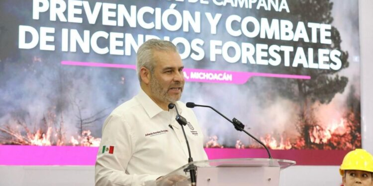 Brigadistas extinguen y controlan 6 incendios forestales en Michoacán