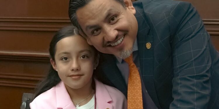 Protección de los derechos de las niñas y niños es un compromiso permanente de la bancada naranja: Víctor Manríquez