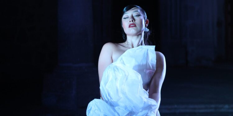 El arte japonés de la danza butoh llenó el Palacio Municipal de Morelia