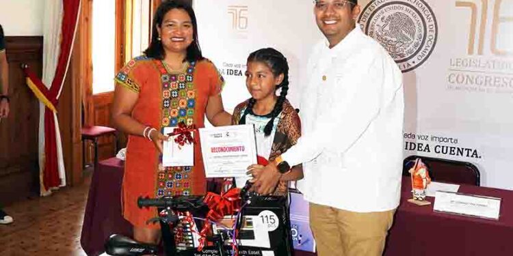 Premian Eréndira Isauro y Conrado Paz, a niños y niñas ganadoras del Concurso de Dibujo Parlamentario