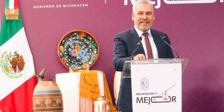 En el Día del Maestro, mil 700 mentores recibieron reconocimiento por su aporte a la educación, único camino para transformar la vida de Michoacán