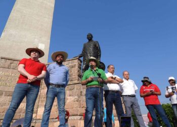 Marchan sindicatos en defensa de sus derechos laborales