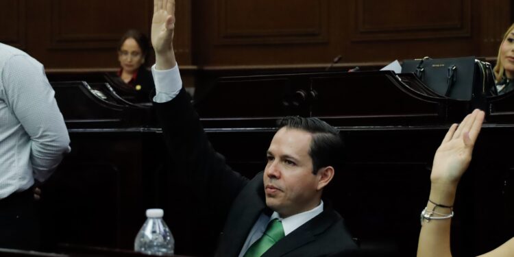 Alfredo Anaya presenta iniciativa para fortalecer organismos operadores de agua en Michoacán