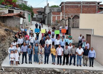 Inaugura Eric Gaona pavimentación de la calle Cristo Rey en el Barrio La Cruz