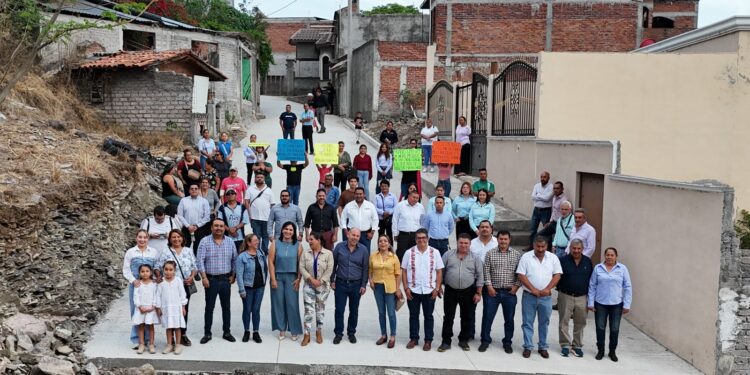 Inaugura Eric Gaona pavimentación de la calle Cristo Rey en el Barrio La Cruz