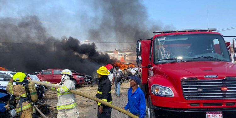 Incendio en “Grúas Profesionales” fue atendido y controlado por cuerpos de emergencia
