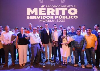 Premia gobierno de Alfonso Martínez a trabajadores destacados