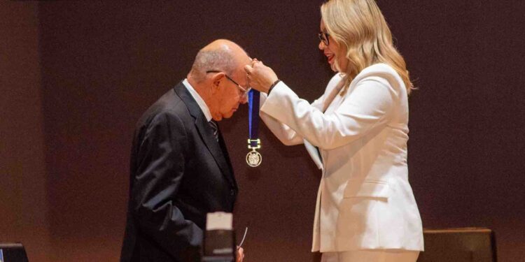 Yarabí Ávila entrega la Presea “Vasco de Quiroga” a destacados nicolaitas