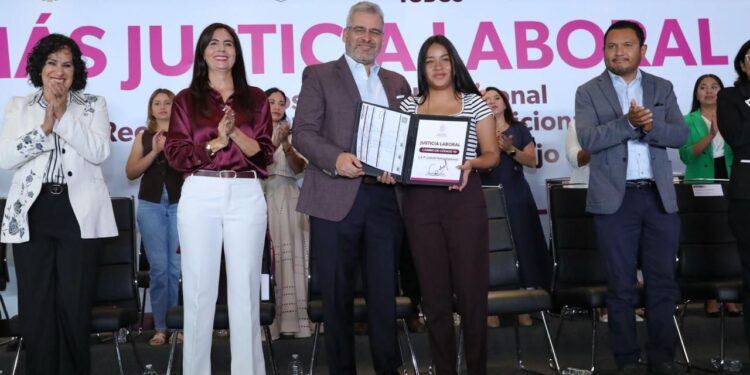 En gobierno de Bedolla, maestras y maestros en primer lugar de atención