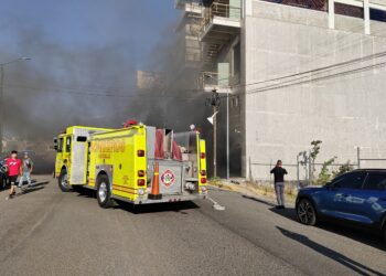 Atiende Bomberos Municipales y Policía Morelia incendio de vehículo en estacionamiento de gimnasio