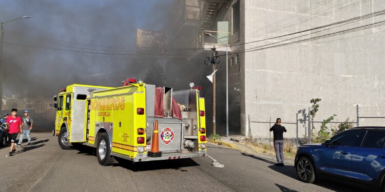 Atiende Bomberos Municipales y Policía Morelia incendio de vehículo en estacionamiento de gimnasio