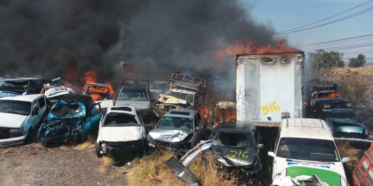 PC Estatal atiende incendio en negocio de grúas en Tarímbaro