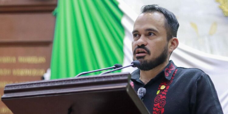 Hugo Rangel presenta iniciativa para frenar abusos en tránsito y transparentar cobros por arrastre vehicular